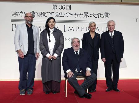 　第３６回高松宮殿下記念世界文化賞に決まった、（左から）絵画部門のピーター・ドイグさん、彫刻部門のマリーナ・アブラモビッチさん、建築部門のエドゥアルド・ソウト・デ・モウラさん、演劇・映像部門のアンヌ・テレサ・ドゥ・ケースマイケルさん、音楽部門のアンドラーシュ・シフさん＝２１日午後、東京都港区
