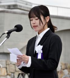　「終戦８０年全国戦没学徒追悼式」で追悼の辞を述べる佐々木麻那さん＝２１日午後、兵庫県南あわじ市