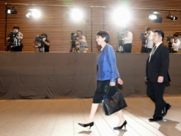 　首相官邸に入る高市早苗首相＝２１日午後３時３５分