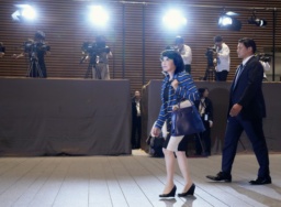 　財務相に決まり、首相官邸に入る片山さつき氏＝２１日午後４時３７分