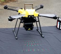 　野鳥を鶏舎から遠ざけるレーザーを搭載したドローン＝２１日午後、千葉市若葉区