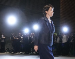 　皇居での任命式と認証式のため、首相官邸を出る高市早苗首相＝２１日午後６時１８分