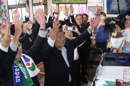 　高市早苗氏が首相に選出され、万歳する地元の支援者ら＝２１日午後２時３０分ごろ、奈良県大和郡山市