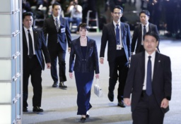 　皇居での任命式と認証式のため、首相官邸を出る高市早苗首相（中央）＝２１日午後６時１８分