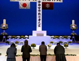 　戦争犠牲者を悼む「宇都宮市戦没者追悼式」で献花する参列者＝２１日午後、宇都宮市