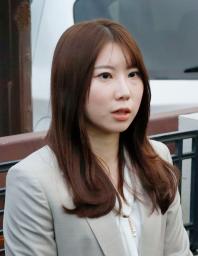 　富山地裁の判決後、取材に応じる福山里帆さん＝２１日午後、富山市