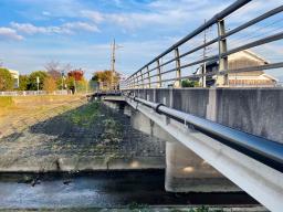 　耐震性が確保されていない恐れがある添架水管橋＝奈良県内（会計検査院広報室提供）