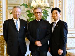 　フランスのボルドーで、故道上伯氏の名前を冠するスポーツセンターの設立式に出席した（左から）長男の雄峰さん、ボルドーのユルミック市長、愛媛県八幡浜市の大城一郎市長＝２１日（共同）