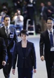 　皇居での任命式と認証式のため、首相官邸を出る高市早苗首相＝２１日午後６時１８分