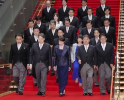 　初閣議を終え、記念撮影に臨む高市早苗首相（前列中央）と閣僚ら＝２１日午後１１時３２分、首相官邸