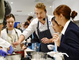 　ウクライナ料理を作るエウヘン・クロポテンコさん（左から２人目）と参加者ら＝２１日、東京都千代田区
