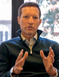 　インタビューに応じるイーライ・ラトナー前米国防次官補（共同）