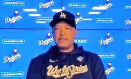 　オンラインで取材に応じるドジャースのロバーツ監督＝２１日（共同）