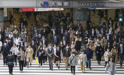 　大阪・梅田の横断歩道を渡る人たち＝２０２３年５月