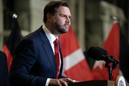 　２１日、イスラエル中部キリヤトガトで記者会見するバンス米副大統領（ゲッティ＝共同）