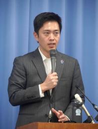 　記者会見する日本維新の会の吉村洋文代表＝２２日午後、大阪府庁