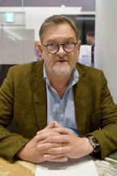 　取材に応じるＵＮＤＰウクライナで地雷対策を統括するベンジャミン・ラーク氏＝２１日、東京都内