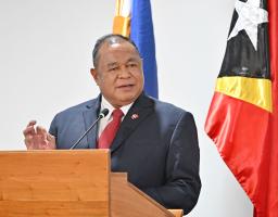 　２２日、マニラで記者会見する東ティモールのフレイタス外務・協力相（共同）