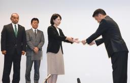 　前橋市の小川晶市長（右から２人目）に辞職など求める文書を手渡す市議ら＝２２日午後、前橋市