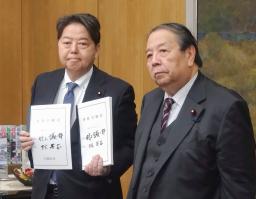 　林総務相（左）との引き継ぎ式を終えた村上前総務相＝２２日午前、総務省