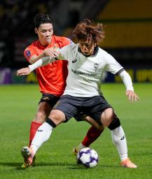 　神戸―江原　前半、競り合う神戸・永戸（右）＝韓国・春川（共同）