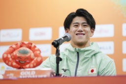 　体操の世界選手権男子個人総合で３連覇を果たし、記者会見で笑顔を見せる橋本大輝＝ジャカルタ（共同）