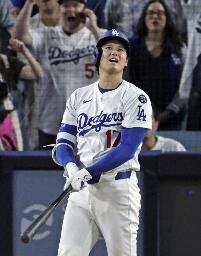 　１７日、ブルワーズ戦の７回、この試合３本目の本塁打を放ったドジャースの大谷＝ロサンゼルス（共同）