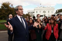 　２２日、米ワシントンのホワイトハウスで記者らに応じるベセント財務長官（ロイター＝共同）