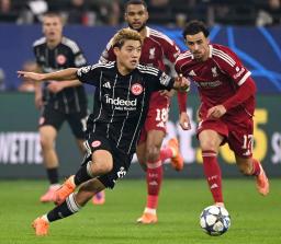 　リバプール戦で攻め込むＥフランクフルトの堂安（左）＝フランクフルト（共同）