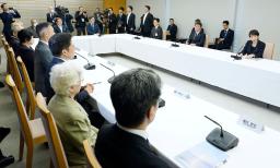 　横田早紀江さん（手前右から２人目）ら拉致被害者家族と面会する高市首相（奥右端）＝２３日午後、首相官邸