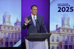 　２２日、米ニューヨークで市長選の討論会に参加するアンドルー・クオモ氏（ニューヨーク・タイムズ紙提供、ＡＰ＝共同）