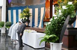 　東京都慰霊堂の霊殿前に供花し、一礼される天皇、皇后両陛下と愛子さま＝２３日午後、東京都墨田区（代表撮影）