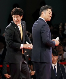 　米スタンフォード大・佐々木麟太郎内野手の指名で競合し、交渉権を獲得したソフトバンク・城島ＣＢＯ（左）と敗れたＤｅＮＡ・相川監督＝２３日午後、東京都内のホテル