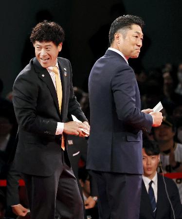 　米スタンフォード大・佐々木麟太郎内野手の指名で競合し、交渉権を獲得したソフトバンク・城島ＣＢＯ（左）と敗れたＤｅＮＡ・相川監督＝２３日午後、東京都内のホテル