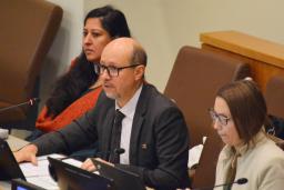 　国連総会の第３委員会（人権）で発言する特別報告者のマルコス・オレリャーナ氏（中央）＝２３日、米ニューヨークの国連本部（共同）