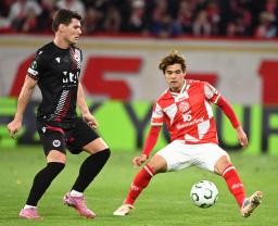 　ズリニスキ戦でプレーするマインツの佐野（右）＝マインツ（共同）