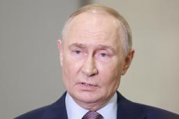 　２３日、モスクワで記者団の質問に答えるロシアのプーチン大統領（タス＝共同）