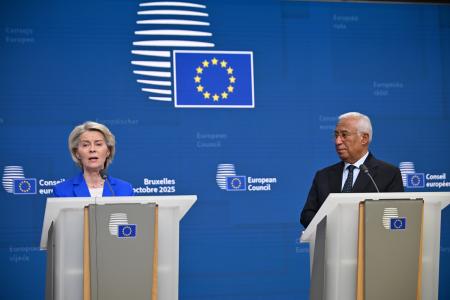 　ＥＵ首脳会議後に記者会見するコスタ大統領（右）とフォンデアライエン欧州委員長＝２３日、ブリュッセル（ゲッティ＝共同）