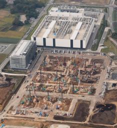 　ＴＳＭＣ熊本第２工場の建設地。奥は第１工場＝２４日午前、熊本県菊陽町（共同通信社ヘリから）