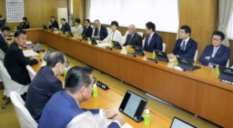 　自民党本部で開かれた総務会＝２４日午前、東京・永田町