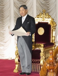 　第２１９臨時国会の開会式でお言葉を述べられる天皇陛下＝２４日午後、参院本会議場