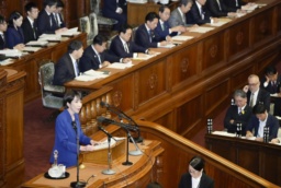 　衆院本会議で就任後初めての所信表明演説をする高市首相＝２４日午後