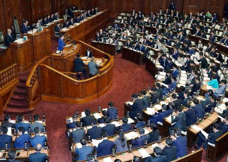 　高市首相の就任後初めての所信表明演説が行われた衆院本会議＝２４日午後