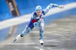 　女子５００メートルで滑走する吉田雪乃。３７秒５０で優勝した＝長野市エムウェーブ