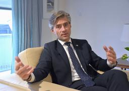 　インタビューに応じるリトアニアのブドリース外相＝２３日、東京都港区