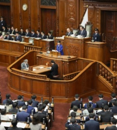 　衆院本会議で就任後初めての所信表明演説をする高市首相＝２４日午後