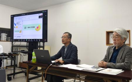 　水俣病特別措置法に基づく住民健康調査の中止を求める声明を発表する「日本環境会議」の医師ら＝２４日午後、熊本県水俣市