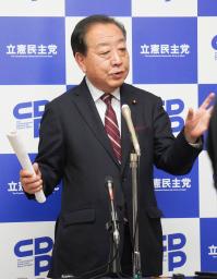 　高市首相の所信表明演説後、記者団の取材に応じる立憲民主党の野田代表＝２４日午後、国会