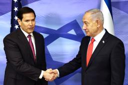 　握手するルビオ米国務長官（左）とイスラエルのネタニヤフ首相＝２３日、エルサレム（ロイター＝共同）