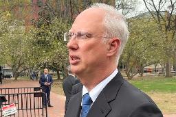 　４月、ワシントンで記者団の質問に答えるドミトリエフ氏（タス＝共同）